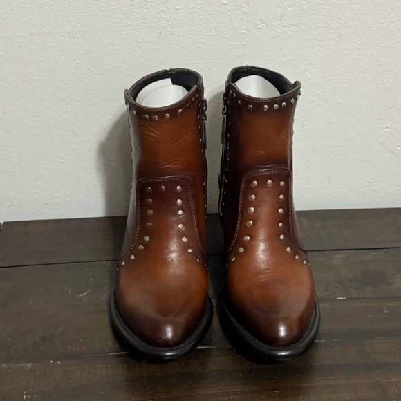 Women’s Western Ankle Leather Boots - Picture 3 of 8